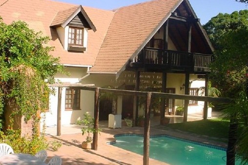 Landhaus mit großem Pool und Grünanlagen in Knysna