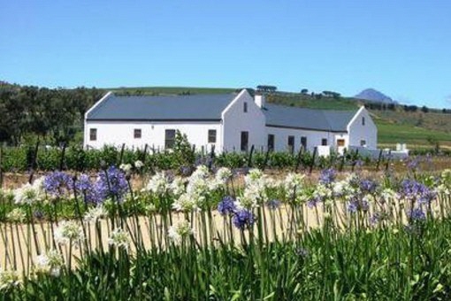 House with wonderful lawn in Somerset West