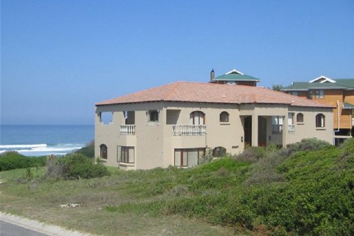 Tuscan styled villa with direct beach access in Outeniquastrand