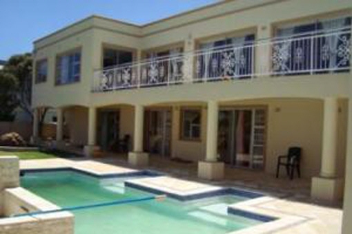 Huge property with nice house, guesthouse available and outside rest area with pool