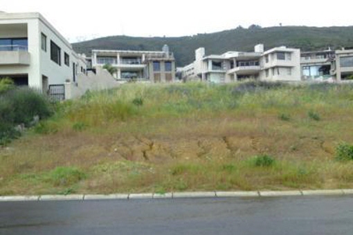 Huge vacant plot of 970 m² suitable for house construction